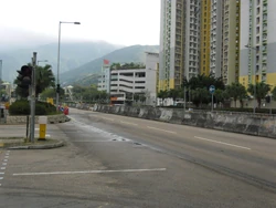 北大嶼山醫院對開一段松仁路，中央放置了混凝土護欄分隔道路