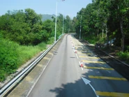 愉景灣隧道收費廣場(小蠔灣)及隧道之間的路段為坡道