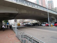 東鐵綫架空路軌以西一段，東面開始為九龍城區（2023年4月）