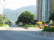 連接逸東街的迴旋處的一端