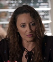Roo Stewart (Georgie Parker)