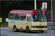 行走觀塘至油塘線的第五代石油氣Coaster（BH7668），車身貼有「燃氣車輛　環境清新」標語