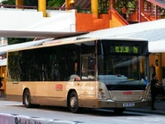 2D線用車斯堪尼亞K230UB停靠此站