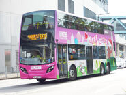披上巴士仔全車身廣告的Enviro500 MMC為968線用車