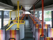 536-555原裝的上層車廂內籠，已於2007年翻新為新巴色座椅及所有扶手柱改為黃色