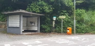 西行站景，路牌及站牌已污漬斑斑（2021年8月）