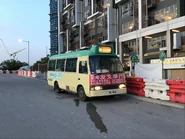 508線用車MA8641正於古洞北福利服務綜合大樓總站上客（2025年7月）