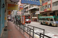 Wanchai-LunFatStreet-4613.jpg (451 KB) 此站仍使用中巴的種地式排隊欄杆(2013年2月)