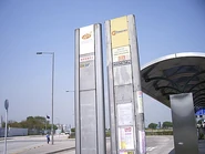 航膳東路 .jpg (32 KB) Two bus companies once used stop poles erected by the Airport Authority (August 2009)