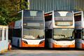 尚未出牌的龍運Enviro500 MMC（圖左）停泊於小蠔灣車廠