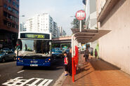 站景，後方為鐵路的行車天橋（2016年5月）