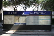 機場（地面運輸中心）總站的大型指示牌，包括巴士路線列表（2011年前）