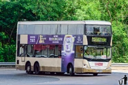 6R線用車ASU6由8號迴旋處駛向貨櫃碼頭南路