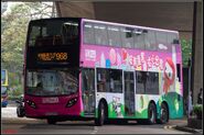 披上巴士仔全車身廣告的Enviro500 MMC為968線用車