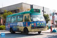 雖然並無設獨立路布，但從車頭紙可見該車正行走74D線