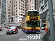 城巴3B線使用此站，後方停泊的為宏基國際賓館穿梭巴士（2013年1月）