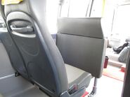 學童巴士的首排座椅，前方須安裝約束屏障（攝於豐田Coaster XZB59R）
