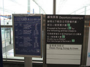 P22線營運期間，機管局在二號客運大樓豎設指示牌