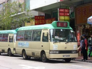 82線用車MC5468正於荃灣（兆和街）上客