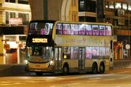 N121線用車剛從中環（港澳碼頭）總站開出