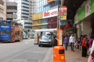 Western-QueenStreetDesVoeuxRoadW-2635.jpg (399 KB) 2012年12月站景,當時新巴18線仍在此設站,後方可見宜必思香港中上環