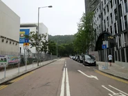 Braemar Hill Road near HYP2 20180503.jpg (557 KB) 校園徑以南一段為盡頭路(2018年5月)