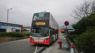 一輛停泊在機場（地面運輸中心）總站的Enviro500 MMC（95XX）顯示E42P線的路線牌資料