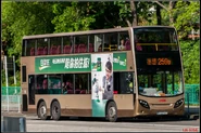 九巴第二輛出牌的Enviro500 MMC樣辦車，ATENU135／SH2747，出牌時上層車頭並沒有裝設襠布