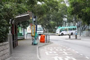 站景，43B線小巴從康輝路駛出（2012年12月）