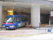 H1綫站牌曾設於謝斐道路旁，當時車輛會駛入上落客區停站（2014年4月）
