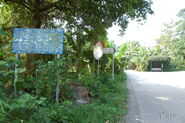 界咸村入口指示牌，後方為此站（2011年11月）