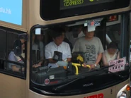 九巴富豪超級奧林比安的「滿座」顯示燈