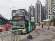 Yu Nga Court 20230329 A2.jpeg (343 KB) 站景,當時嶼巴37M線正於此站上客(2023年3月)