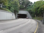 二陂圳路的西端，是象鼻山路下方的隧道，直通石圍角路