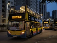 907D綫用車Enviro500 MMC（8416/SU744）正駛入康怡廣場分站