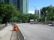 小巴站景（右），左為廣靖樓（2017年7月）