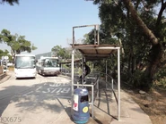 站位，此站不時停泊嶼巴車輛（2009年11月）