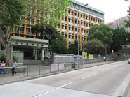 Hong Kong Buddhist Hospital 2.jpg (370 KB) 香港佛教醫院及其門外的巴士站(2011年5月)