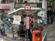 後端巴士站，上蓋為舊款式（2012年7月）