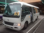 配行李架的豐田Coaster行走5號線