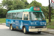 811A線車輛於華翠園總站停泊（2011年10月）