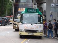 90B線用車正停靠港鐵牛頭角站