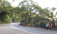南行（左）及北行站景，後方可見逢清明及重陽節南行站臨時遷移之站位（2020年11月）