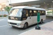 新都城中心穿梭巴士區內南線停靠此站（2012年11月）