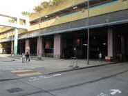 巴士總站日景，設有只供輪椅人士上落車處（2010年5月）