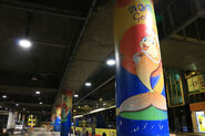 港鐵南港島綫通車前，此站是來往海洋公園的主要轉車站，站內支柱以該園「威威與好友」吉祥物圖案作裝飾（2016年12月）