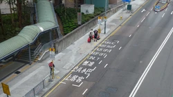 小巴上落客點對開路面，漆上「衹准公共小巴上落客」字樣