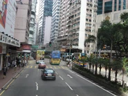 位於軒尼詩道近莊士敦道東端的懸掛式交通燈