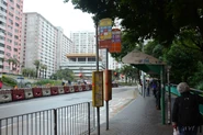 留意站牌上此站曾標示為「海怡路」，其實應為「鴨脷洲橋道」（2013年12月）