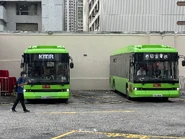 BEB10／XZ9908（左邊）及BEB13／YA1125（右邊），電牌顯示（夏日賞童遊）標語